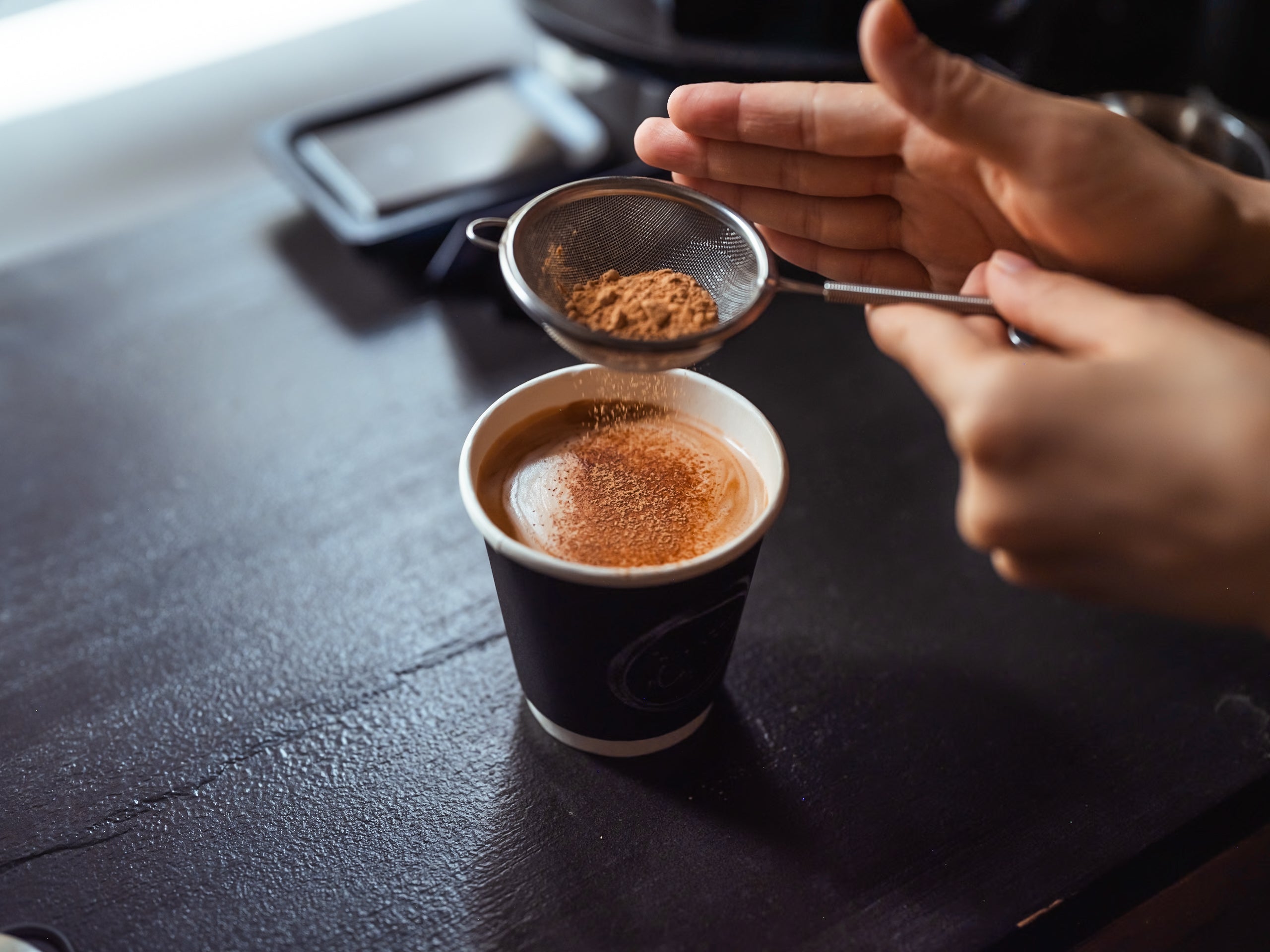 『de.coffee roasters』から新メニュー「オーツカフェモカ」が新登場！